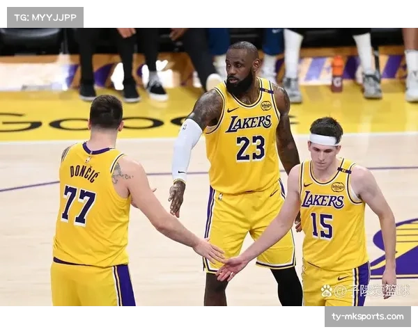 詹姆斯场边观战，湖人球星指导年轻队友