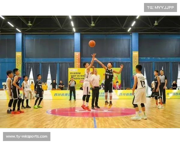 河源三人篮球联赛现场气氛热烈，青少年球员展现精湛技艺